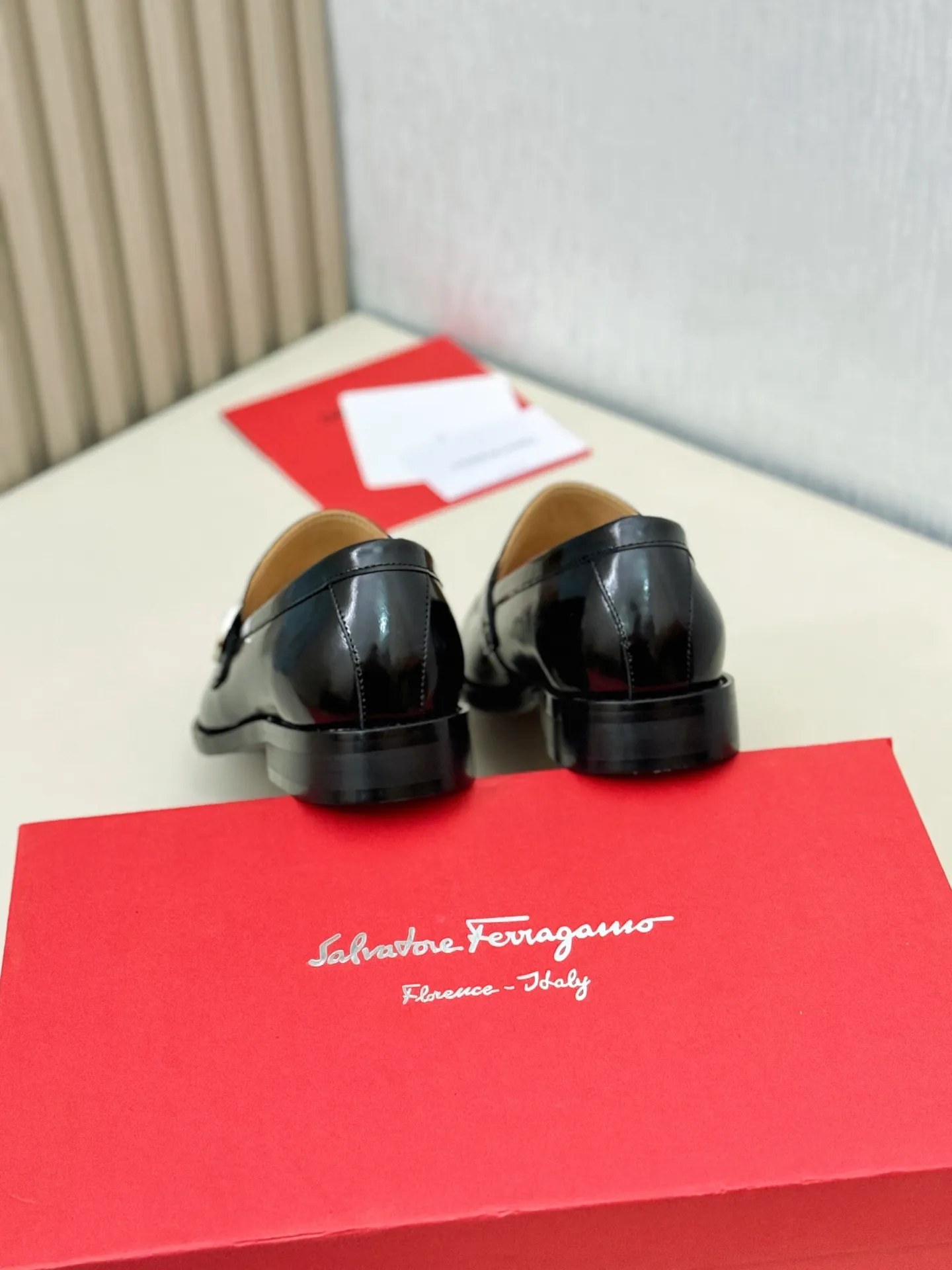 [Ferragamo] P: 560💰 Number of yards: 38~44 (45 orders are non-returnable) Ferragam's new men's formal leather shoes, the fabric is made of imported cowhide, with visible texture, heavy-duty stitching, dyed calfskin inside, standard logo cowhide feet, big-name experience, soft and comfortable on the feet, a men's favorite, special non-slip and wear-resistant rubber soles, easy to handle various occasions, with original box packaging!